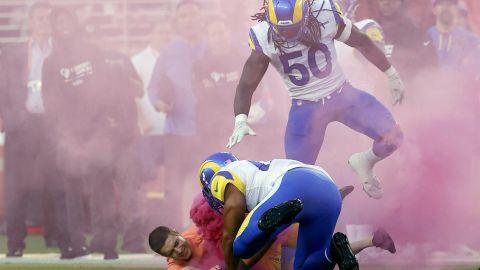 El manifestante fue detenido en pleno campo por un jugador de los Rams.