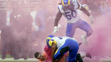 El manifestante fue detenido en pleno campo por un jugador de los Rams.