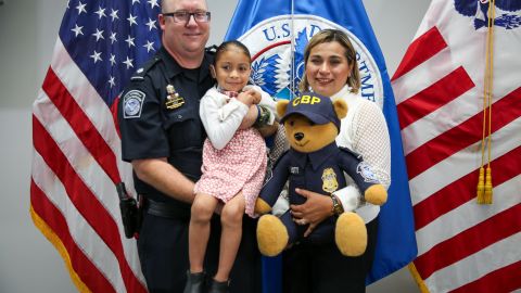 El oficial de CBP J. Lott pudo conocer a la niña Alexa García esta semana, en San Diego.