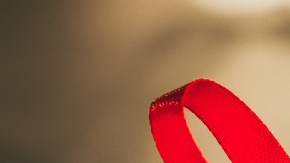 Imagen de tres cajas de regalo en medio de billetes.