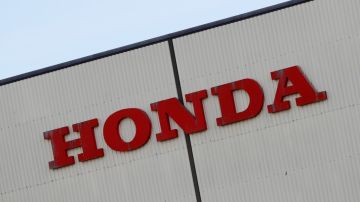 Imagen de una marquesina de la marca Honda con las letras en color rojo.