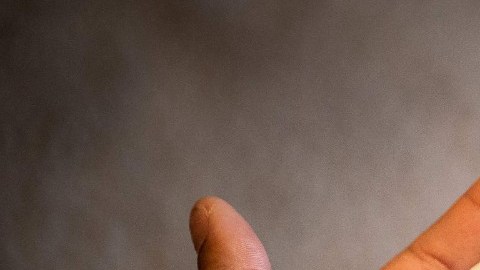 Imagen de unas manos mostrando ampolletas de insulina y jeringas.