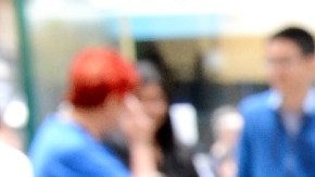 Imagen de una mano que sostiene un iPhone de color negro.