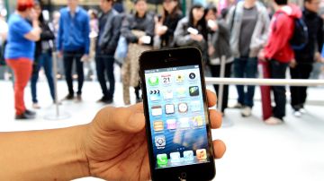 Imagen de una mano que sostiene un iPhone de color negro.