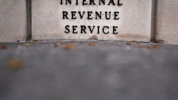 Imagen de un muro en el que se ven unas letras en color negro que forman la frase Internal Revenue Service.