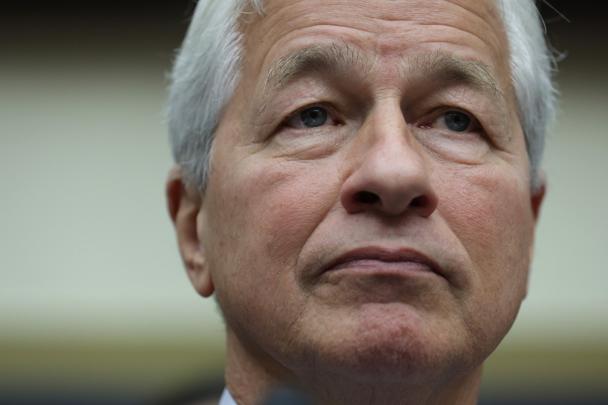 The CEO of JP Morgan warns that the US will be in a recession in nine months at the latest