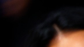 Imagen de Kanye West con la mano en el rostro.