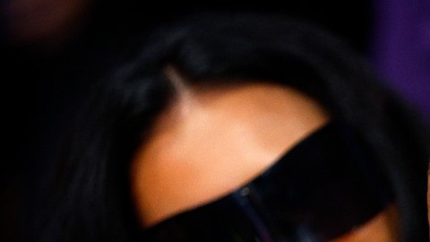 Imagen de Kanye West con la mano en el rostro.