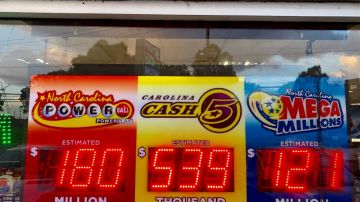 Imagen de un anuncio fuera de una tienda de lotería que anuncia el acumulado de la lotería de Cash 5.