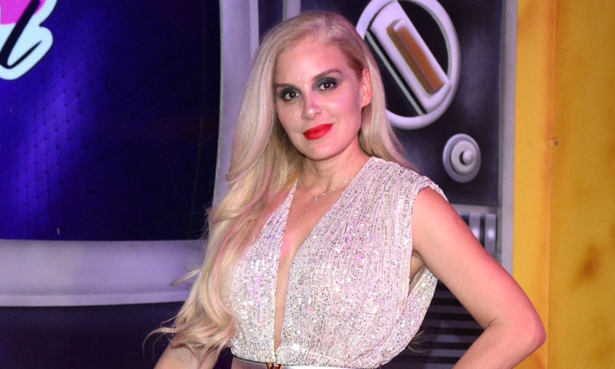 En leggings nude Malillany Marín mueve sensualmente su cuerpo al ritmo