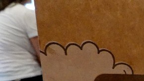 Imagen de un paquete de comida de McDonalds con una bolsa de papel, unas papas, un vaso con refresco y una hamburguesa.