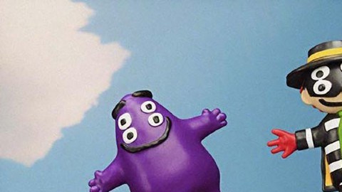 Imagen de los cuatro personajes de McDonalds y de una cajita feliz en un fondo de nubes.