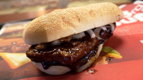 El McRib tuvo su debut inicial en 1981 en Kansas City y desde entonces ha aparecido repentinamente en los menús de diversas ubicaciones del país.