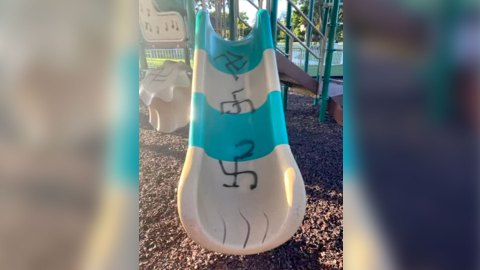 Estos son los mensajes que aparecieron en un parque infantil de Weston, en Florida.