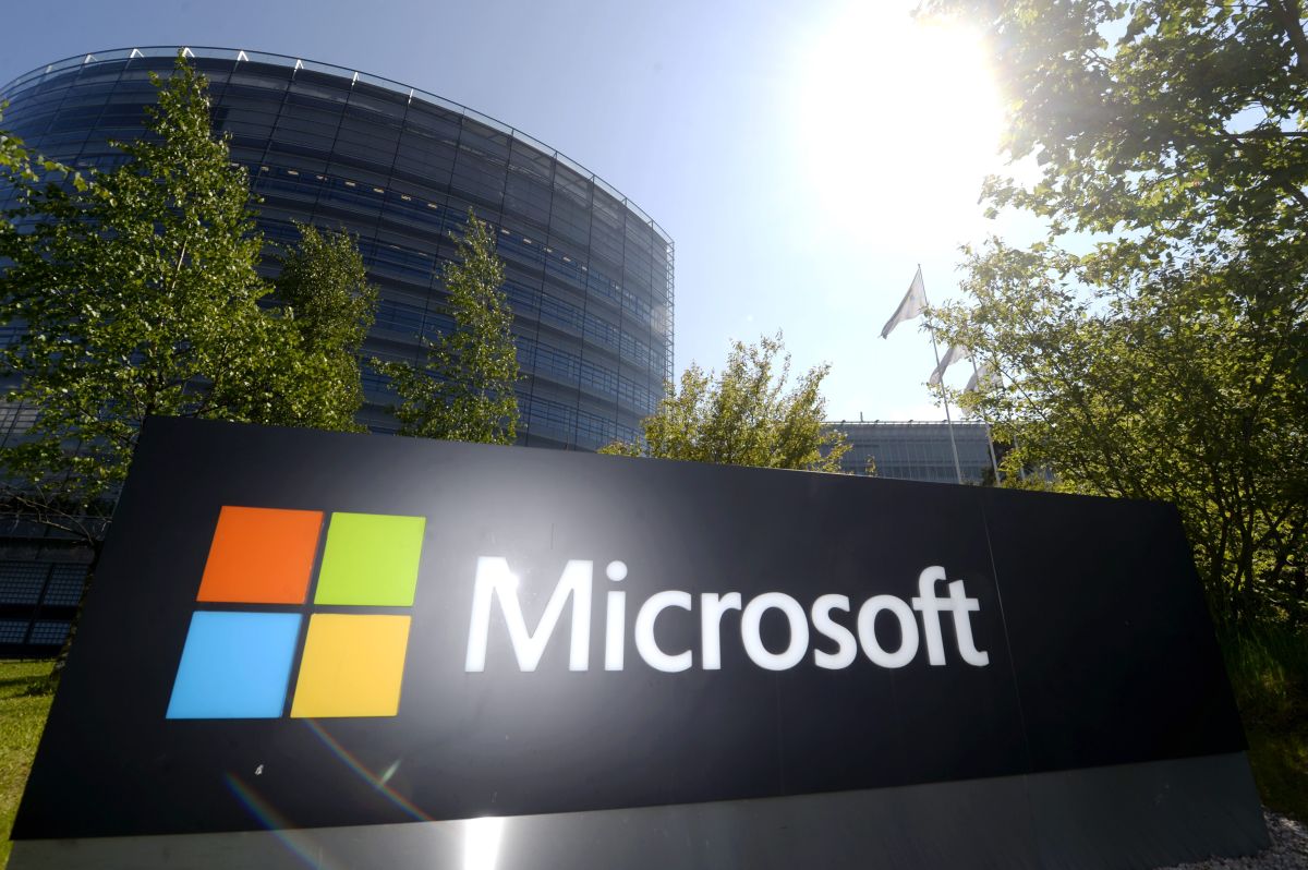 En julio, Microsoft anunció que recortaría menos del 1% de sus empleados.  Se estima que la medida alcanzó a casi 1.000 trabajadores.