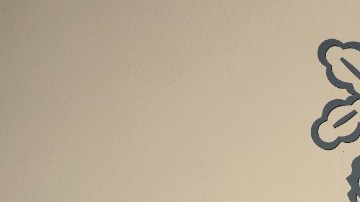 Imagen del logotipo de Nestle y las sombras de unos arbustos.