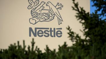 Imagen del logotipo de Nestle y las sombras de unos arbustos.