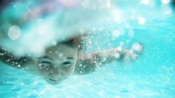 Niños que viven su infancia en lugares rodeados de agua tienen mejor salud mental de adultos, según un nuevo estudio