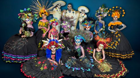 Las niñas bailarinas  del Ballet Folklórico de Gary Ferrer, vestidas de Catrinas. (Cortesía Ivan Resendez/Salvador Designs)