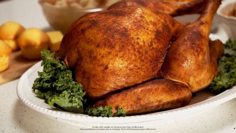 Imagen de un pavo estilo cajún de la marca Popeyes.