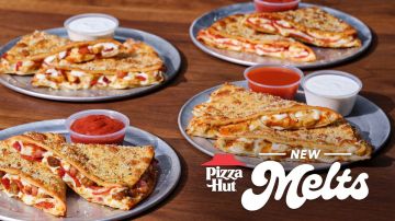 Imagen de las nuevas pizzas dobles de Pizza Hut, servidas en cuatro plazos y con salsas de tomate.