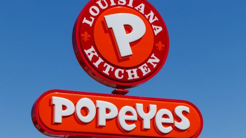 Imagen de un letrero luminoso del restaurante de Popeyes.