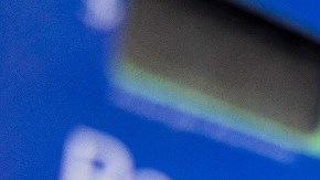 Una bomba de gasolina con los diferentes marcadores de combustible y una pistola despachadora.