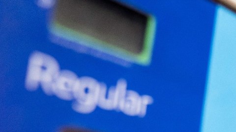 Una bomba de gasolina con los diferentes marcadores de combustible y una pistola despachadora.