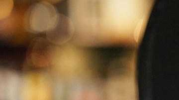 Imagen de una persona que da billetes a otra como propina.