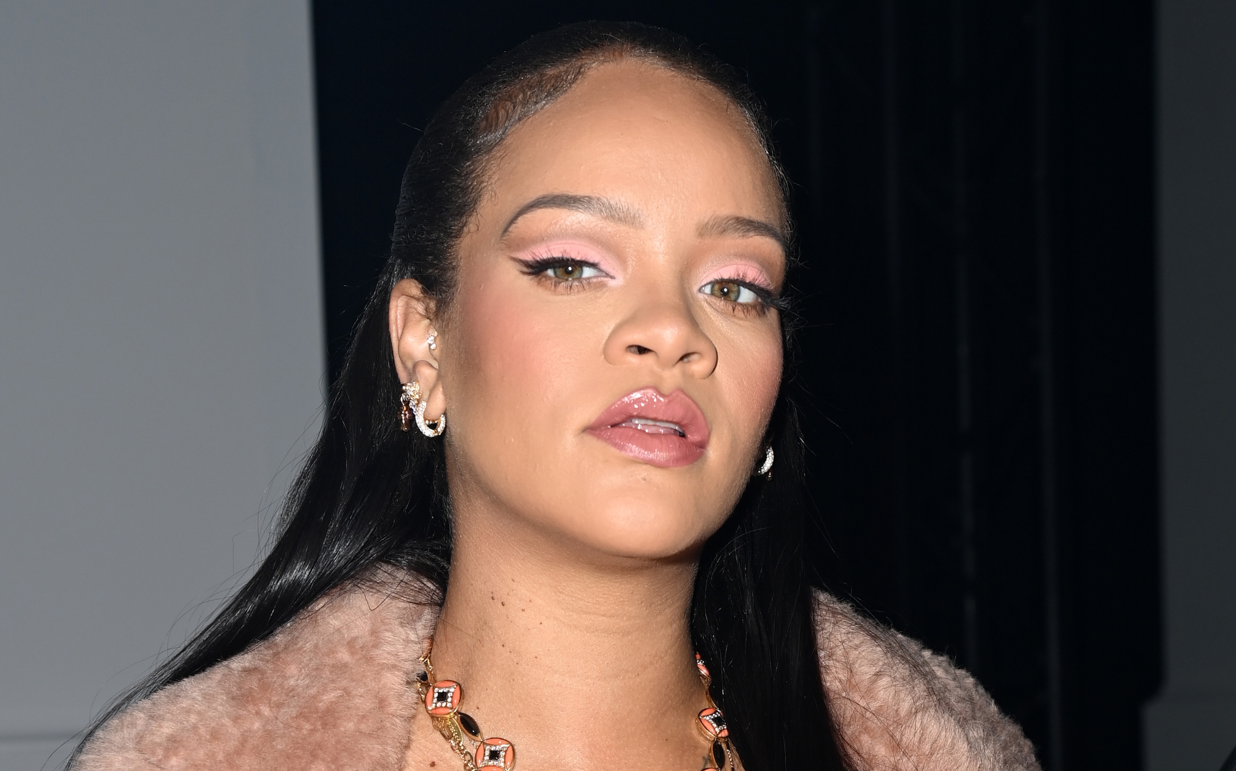 Rihanna modela en lencería para promover su cuarto show de la