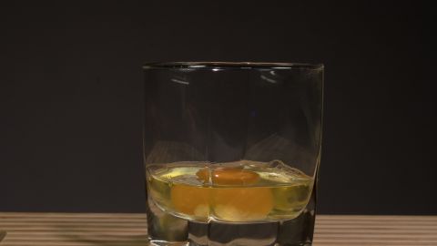 Vaso con un huevo