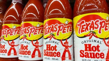 Imagen de varias botellas de la salsa Texas Pete colocadas en una estantería.