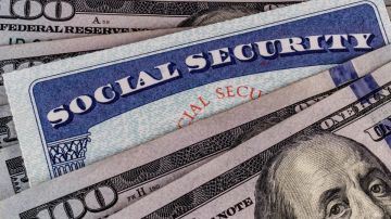 Imagen de una tarjeta de seguridad social y billetes.