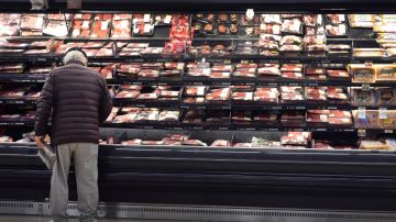 Imagen de una persona que escoge productos en un supermercado.