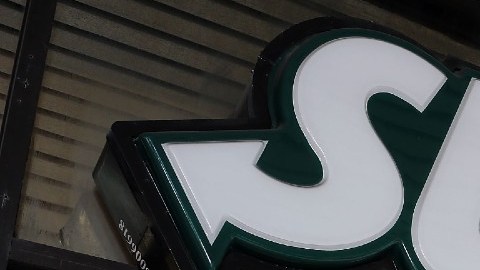 Imagen del aparador de un restaurante de Subway.