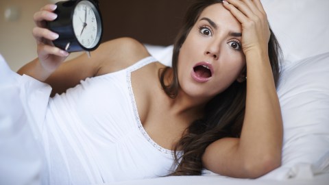 Mujer que llega tarde