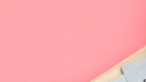 Imagen de un teléfono celular con un logotipo de TikTok y varios billetes.