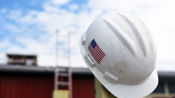 Imagen de un casco con una bandera de Estados Unidos en un costado, que está colocado en un poste.