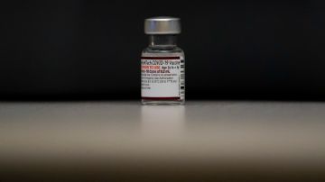 Imagen de un vial de la vacuna de covid-19 de la marca Pfizer.