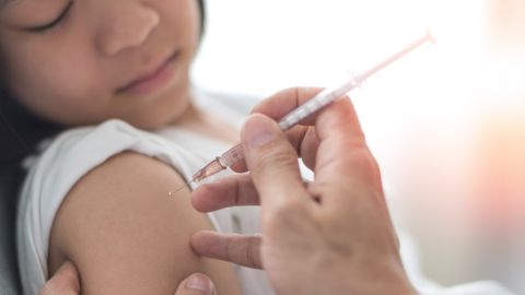 CDC recomiendan agregar la vacuna contra el COVID en el calendario escolar