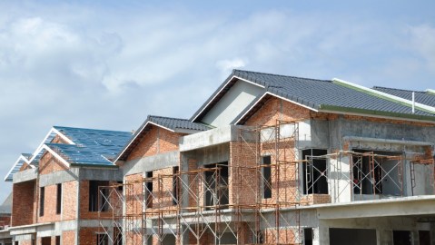 Una imagen en la que se ven varias viviendas en construcción.
