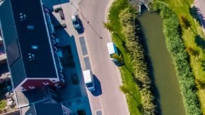 Imagen aérea de un vecindario en la que se ven muchas casas.