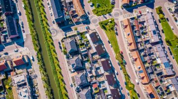 Imagen aérea de un vecindario en la que se ven muchas casas.