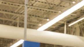 Imagen de un carrito de supermercado dentro de una tienda de Walmart.