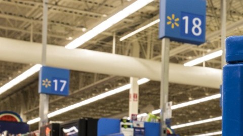 Imagen de un carrito de supermercado dentro de una tienda de Walmart.