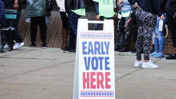 El DOJ afirmó que vigilar a los votantes viola la Ley federal de derechos electorales.