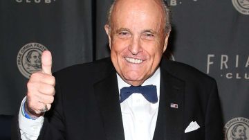 Rudy Giuliani sonríe porque recibió una buena noticia, de entre tantos problemas que enfrenta.