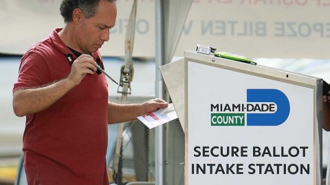 La candidata a Secretaria de Estado por Michigan emitió la demanda.