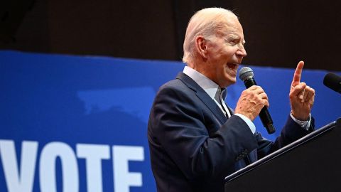 Biden criticó a DeSantis durante un evento en Florida.