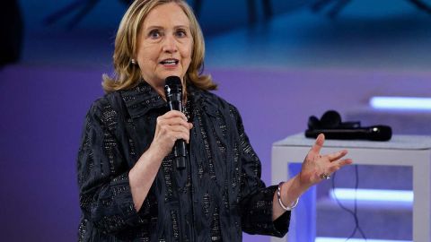 Clinton dice que los republicanos son una amenaza en el país si ganan elecciones 2022.